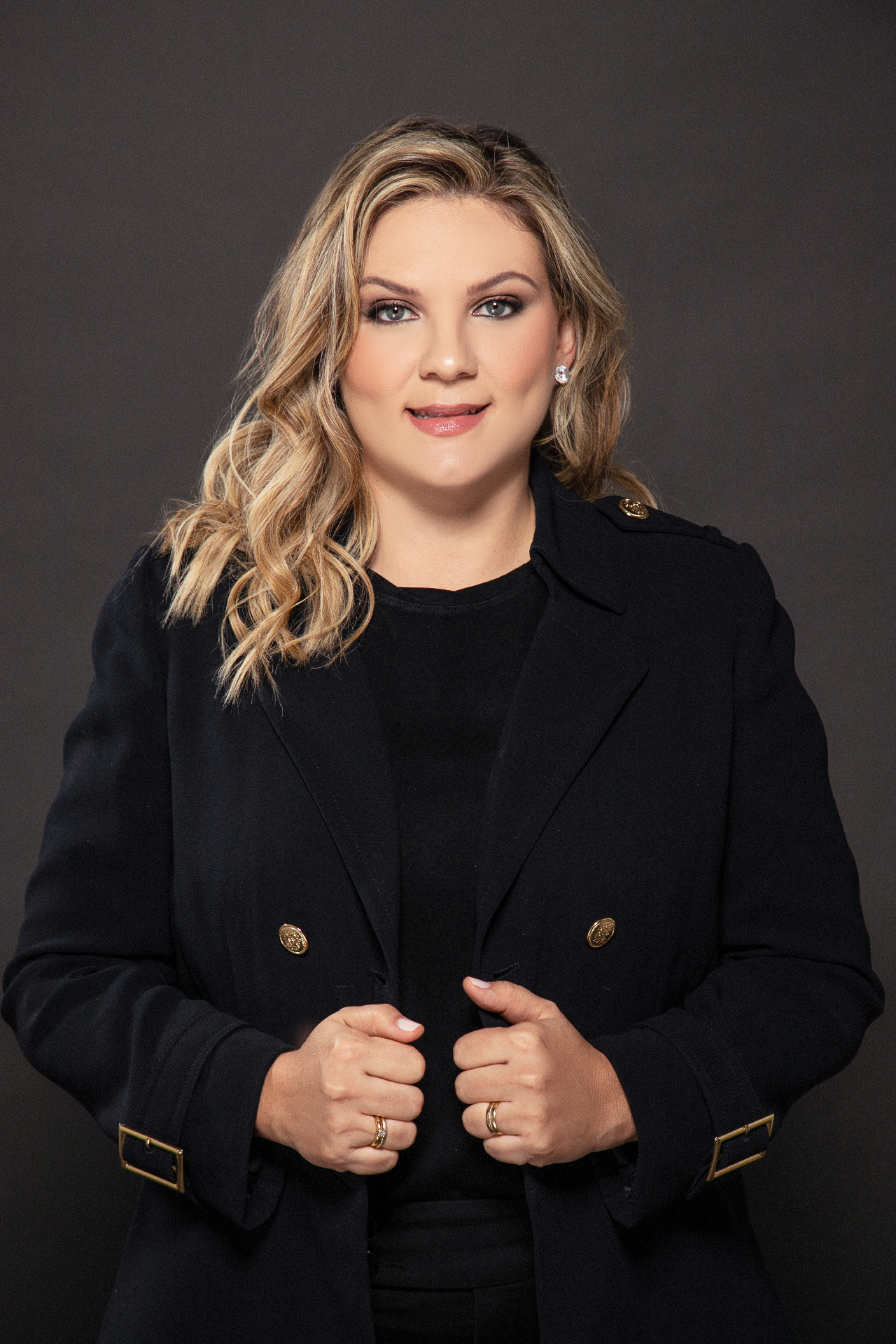 Dra. Aline Menezes Dias